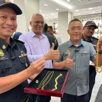 MOHD Sabri Seman (kanan) berpuas hati pematuhan penjualan emas di salah sebuah premis yang diperiksa di Jalan Masjid India, Kuala Lumpur hari ini. GAMBAR: Mohamad Redzwuan Mansor
